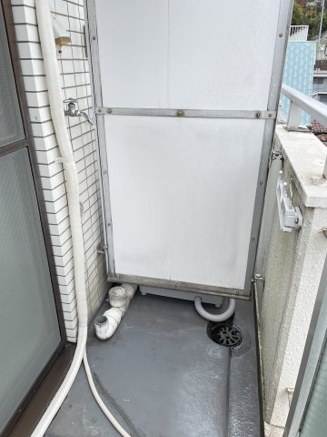 スカイコート横浜山手504号室 室外洗濯機置場