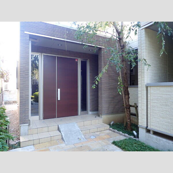 CASA さくら坂301号室 建物入口