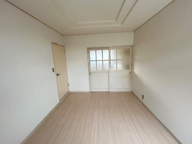 エステート山崎 洋室