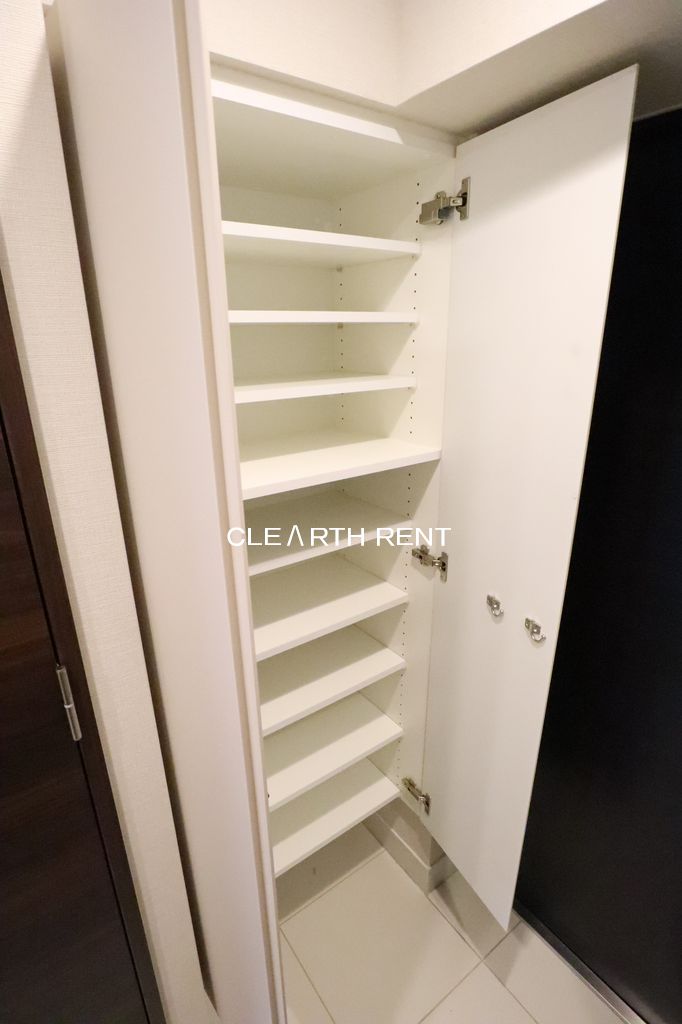 コンシェリア新宿落合8階 ☆たっぷり収納できるシューズボックス