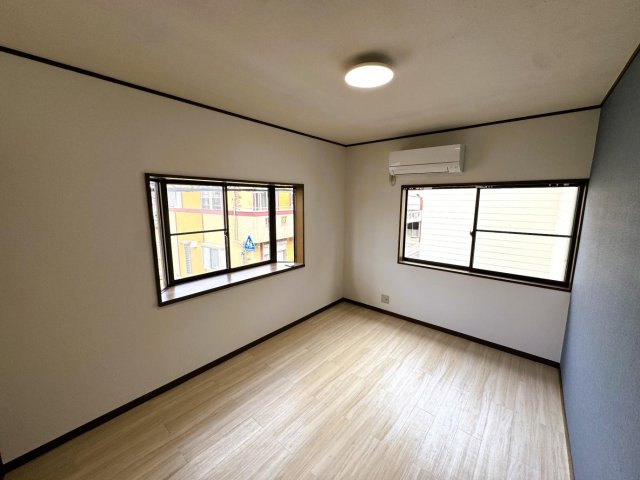 柏市みどり台 戸建 ◆ 2方向に窓があり明るく風通し良好。新品エアコン（霧ヶ峰）