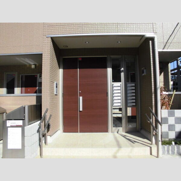 クレイドル103号室 建物入り口