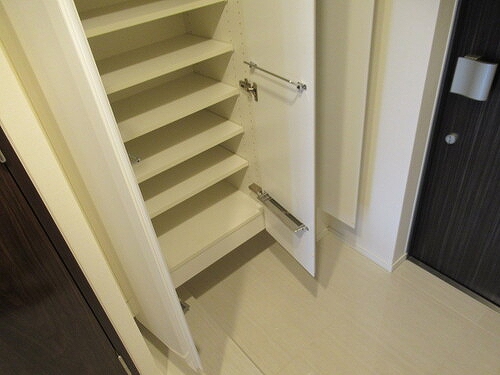 シティハウス目黒ザ・グランド7階 玄関横収納