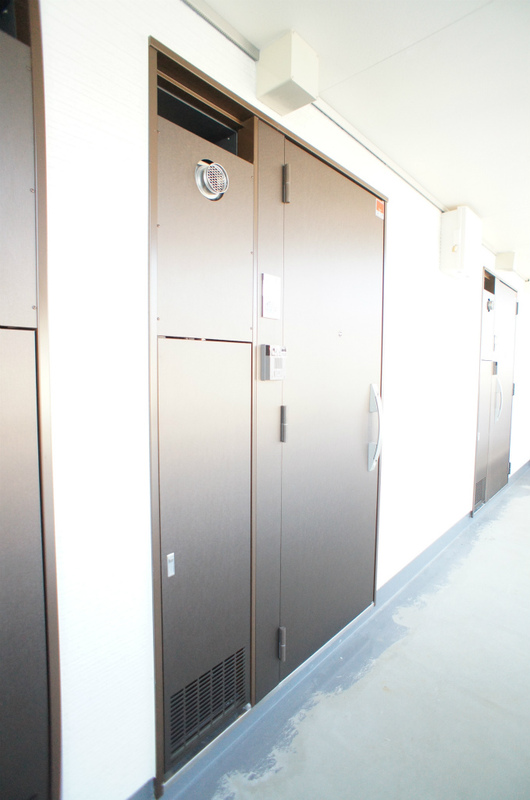 リブリ・踊場1階 玄関