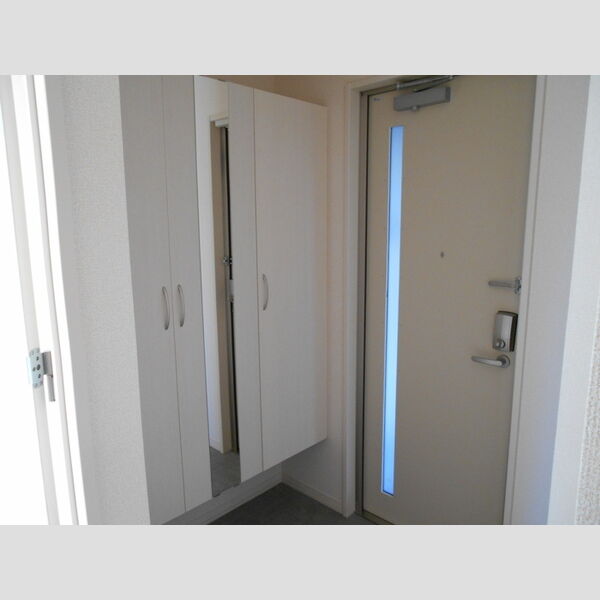 リヴェール苗 玄関にはミラー付シューズボックス!