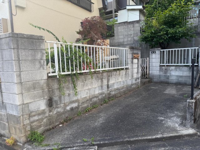 緑風の戸建 1台無料。すぐ西側の空き地に2台目も置けます（別途6千円）