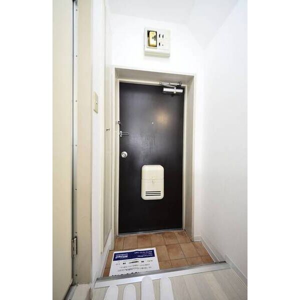 メゾン・ド・セレナード0404号室 玄関