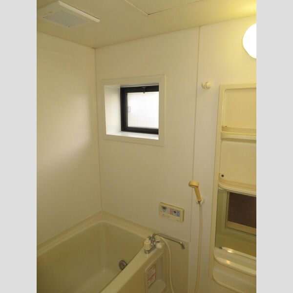 セゾン西橋本101号室 浴室に小窓が付いております。