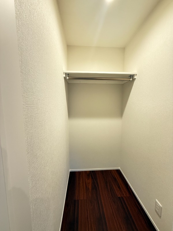 カーサ本木2階 収納内に照明やコンセントがあります