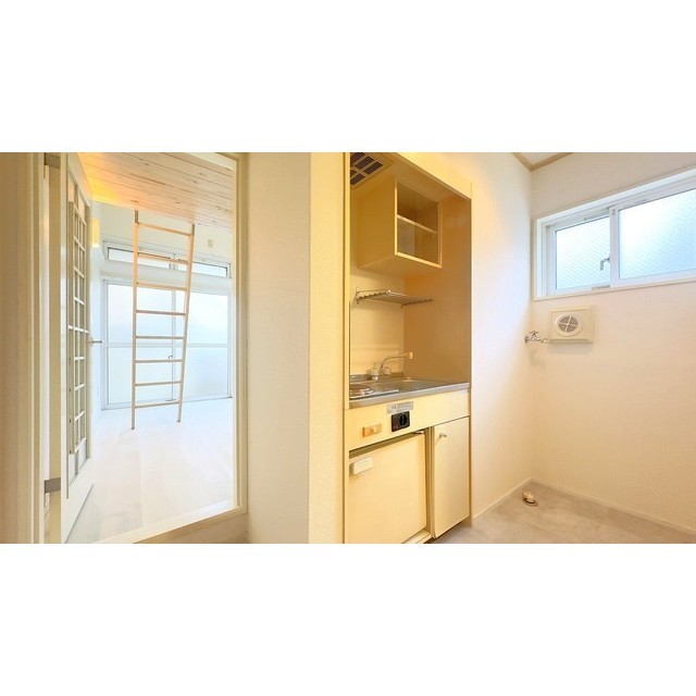 アーバンコート辻堂108号室 ミニキッチンと奥側洗濯機置き場