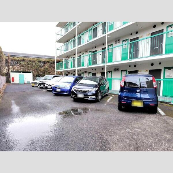 グリーンハイム桜塚410号室 駐車場