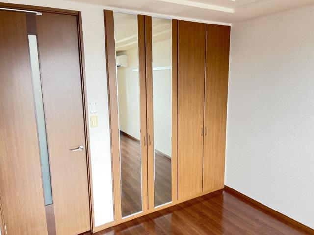 Ｉ’ｃｕｂｅ　Ｇａｒｄｅｎ305号室 姿見付き収納扉