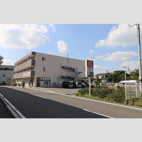 TERRACE　WELLNESS205号室 建物1階にはドラッグストアが入っています