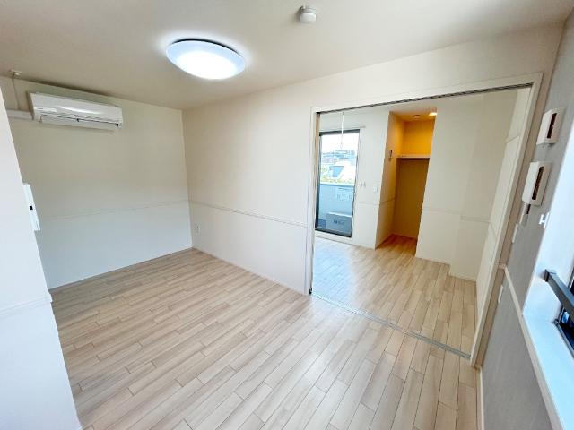 charme・toit（シャルム・トワ）206号室 リビングダイニング