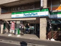 アヴァンサ ファミリーマート百草園駅前店まで110ｍ