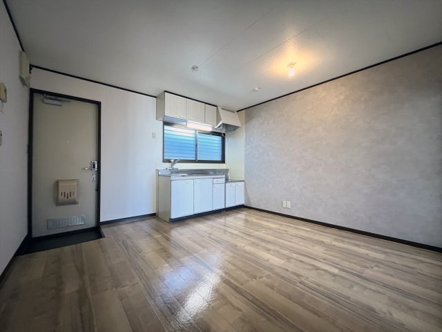 メゾン・マドレーヌ 同物件・別部屋画像。左右反転タイプ