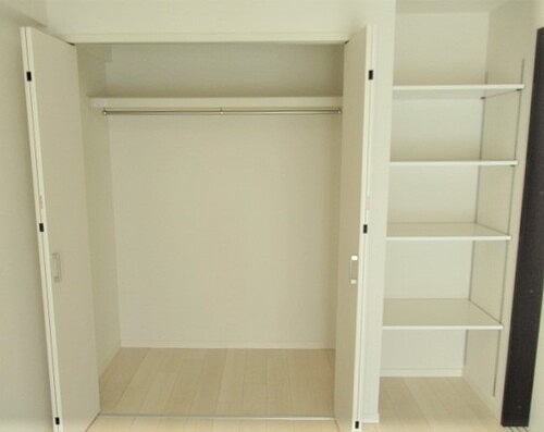 ライオンズガーデン大宮日進第２ クロゼット(洋室約5.2畳)　※前回募集時2020.1撮影
