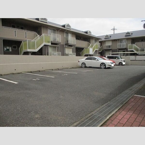 グランドサン 壱弐参伍番館 駐車場