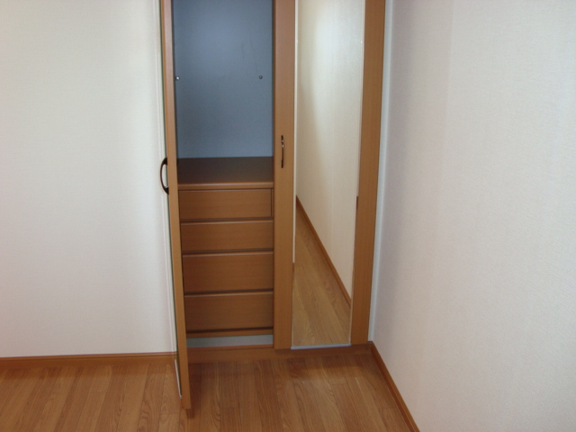 ヴィアーレ・ガーナ103号室 クローゼット