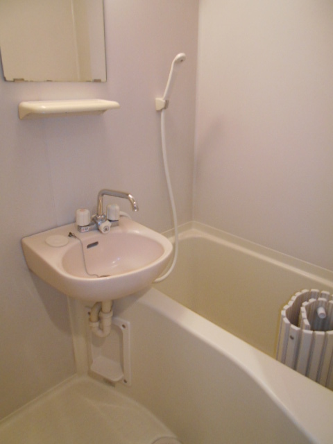 ルミエール反町0302号室 お風呂