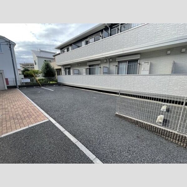 ティアラ新鎌 駐車場