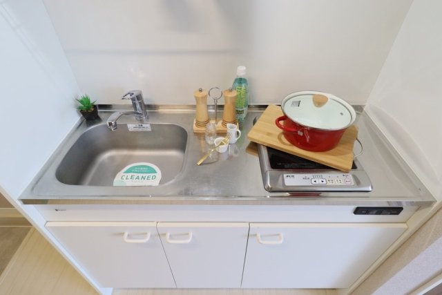 ダイヤモンドヒルズ横浜井土ヶ谷B号棟 1口IHコンロ※家具･小物はイメージです