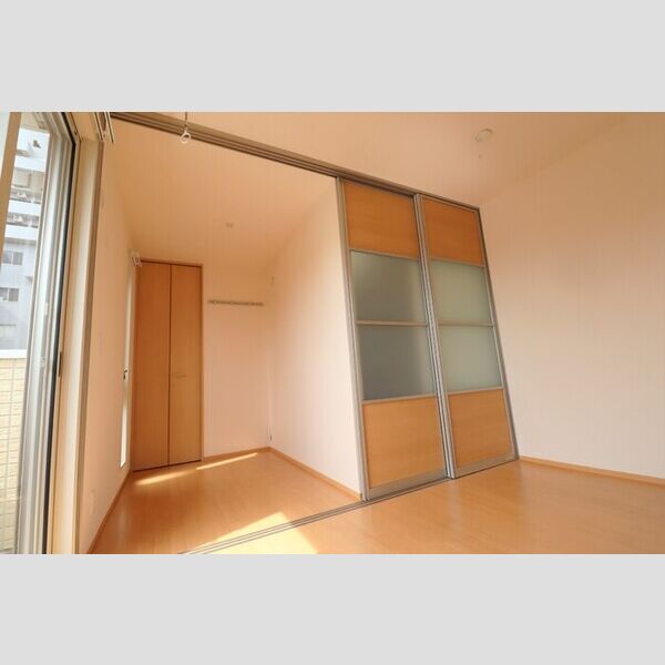 クレール 洋室4.4帖から納戸2.2帖方向