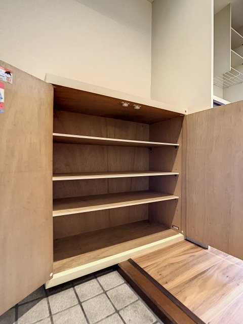 メゾンカルム横浜4階 靴入