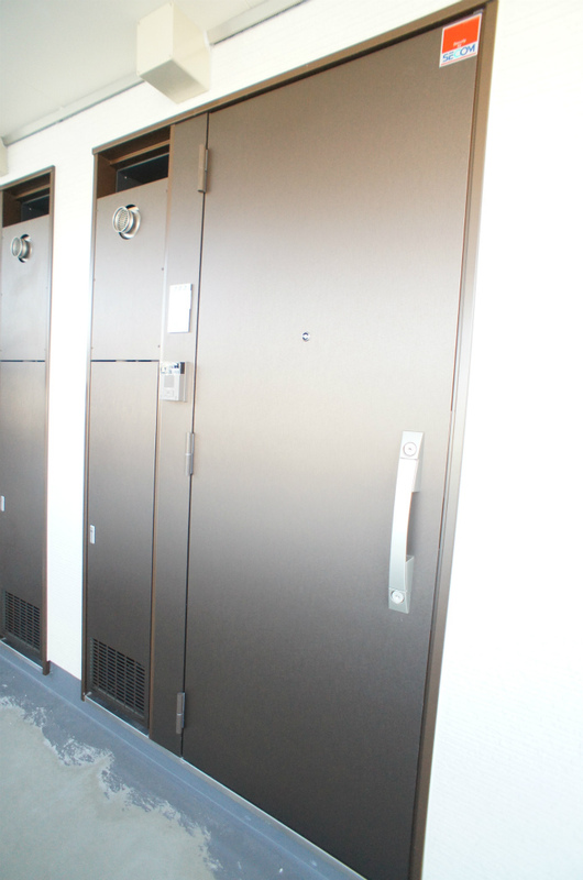 リブリ・踊場1階 玄関