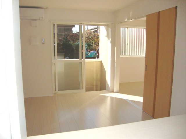 Ｍａｊｅｓｔｉｃ　ｇａｒｄｅｎ101号室 リビング