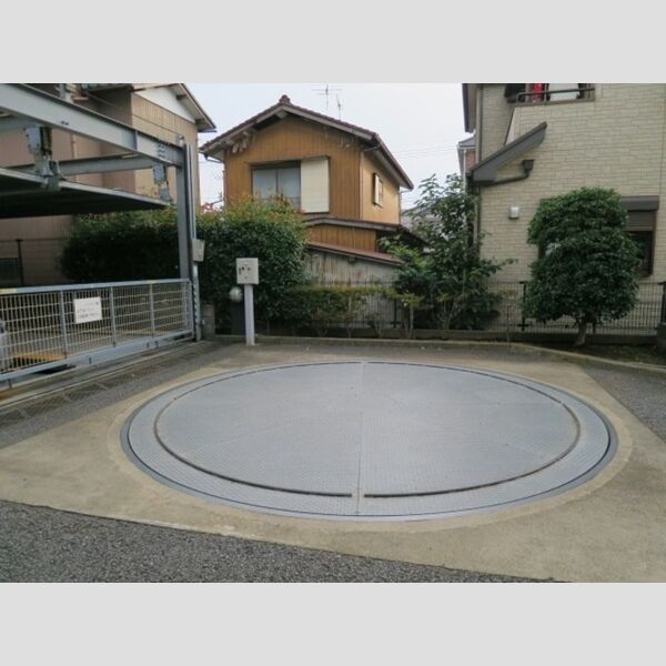 パインツリーコート 駐車場