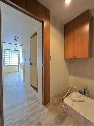 ハウス・エプタ4階 室内洗濯機置き場　・　廊下　※クリーニング前