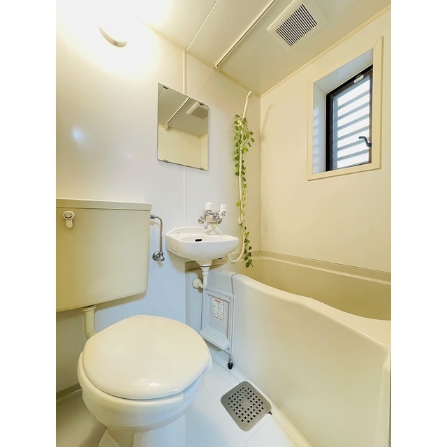 ECS第6ビル 窓付きで明るいバスルーム