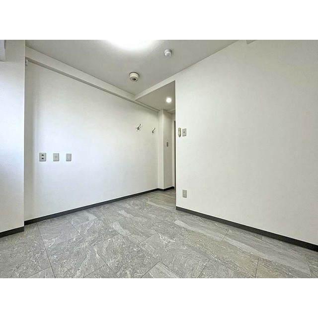 ビジネスワン505号室 白を基調としたインテリア