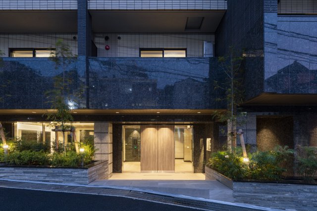 コンシェリア横濱元町 ＴＨＥ ＲＥＳＩＤＥＮＣＥ 重厚な質感が生み出す品格あるエントランス