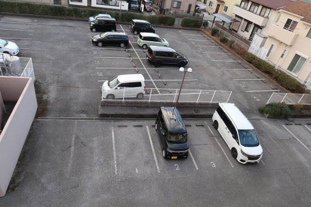 第６パールメゾン海老原3階 駐車場