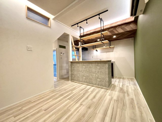 ドローイングハウス新座栄 間接照明に彩られたオシャレなカウンター