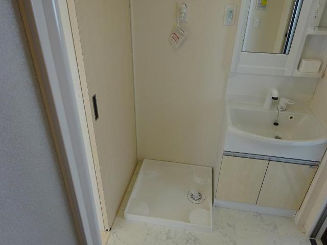 Ｆａｍｉｌｉｅ　Ｓｕｙａｍａ201号室 洗濯機置場