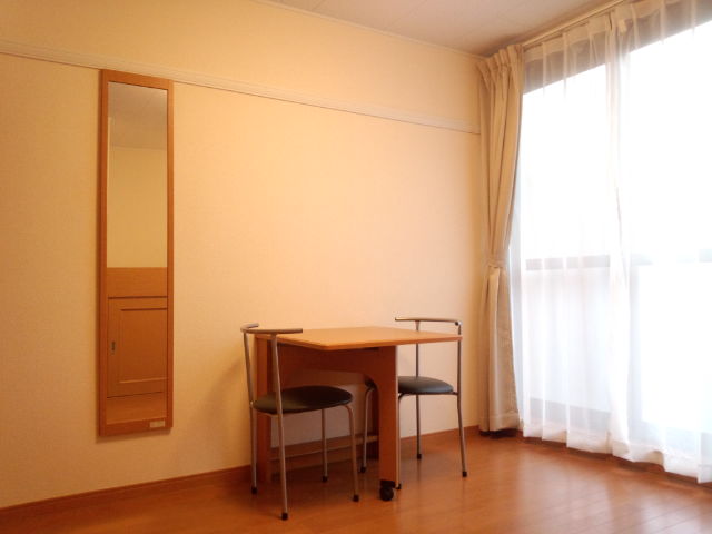 レオパレスフローラル北美町 リビング