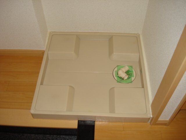 ファーストプレイス205号室 洗濯機置場