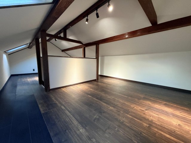 吹き抜け天井と広々LDKを備えたラグジュアリー住宅 梁見せ天井の12帖大型ロフト、書斎・趣味・収納に多目的