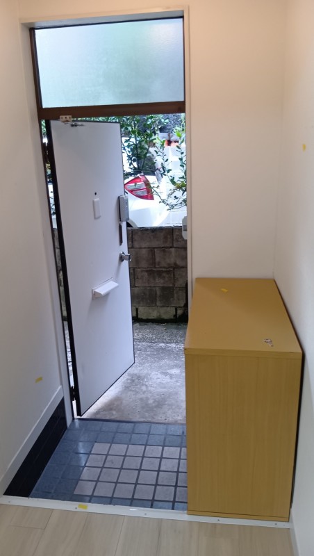 プチシャトー若草1階 玄関