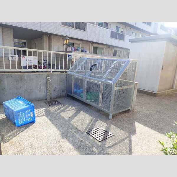 ビラ・ジュニペラス　A棟 ゴミ置き場