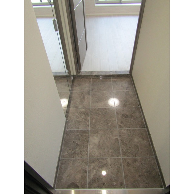 ロアール横浜十日市場3階 玄関