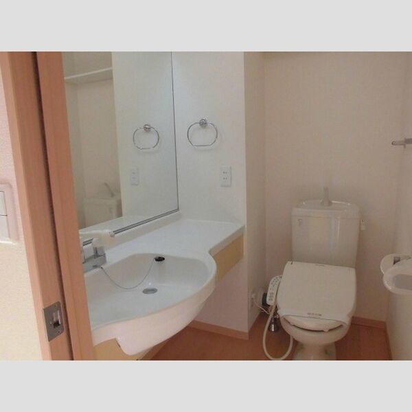 ラ・オート・リズィール ■洗面所とトイレです■