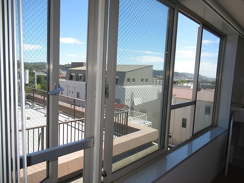 ライオンズマンション鎌倉由比ガ浜4階 キッチン側からの眺望　※2025年09月の写真