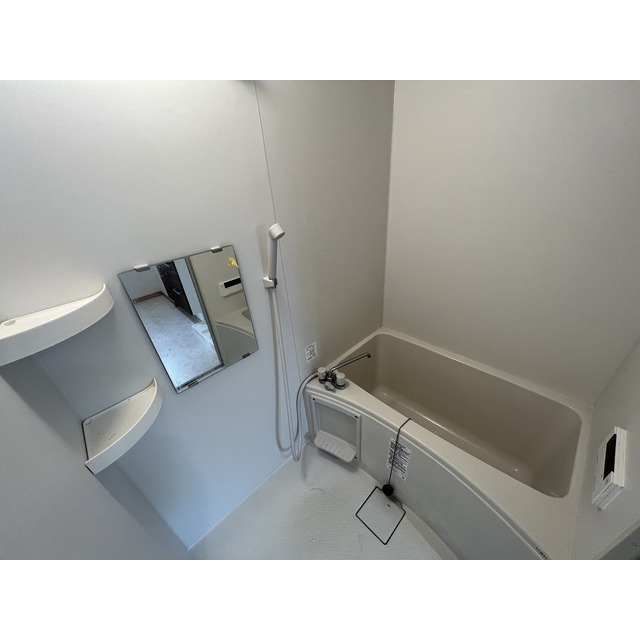 山口ビル 白基調の綺麗な浴室♪