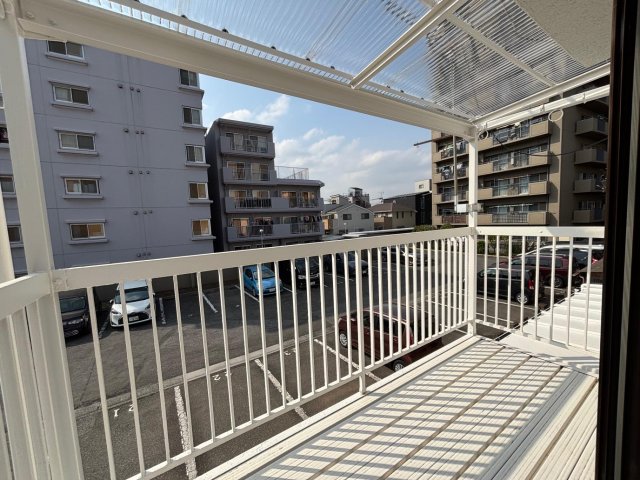 ルヴアン梅田戸建て 陽当たりがよく広いバルコニーはたくさんの洗濯物が干せます