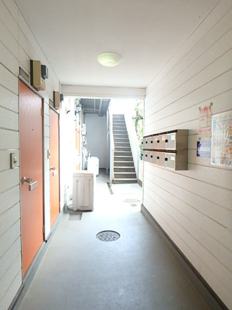 カルタス２１日吉1階 明るい廊下！