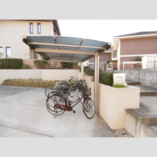 ソワーニュ 屋根付き自転車駐輪場